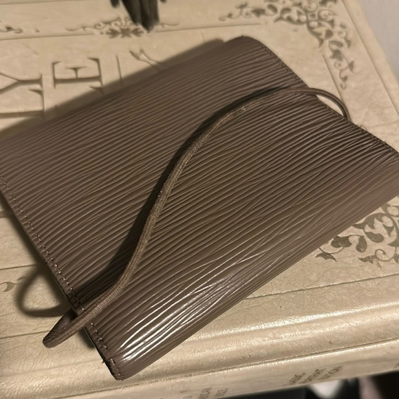 Louis Vuitton - Picture 2 of 8